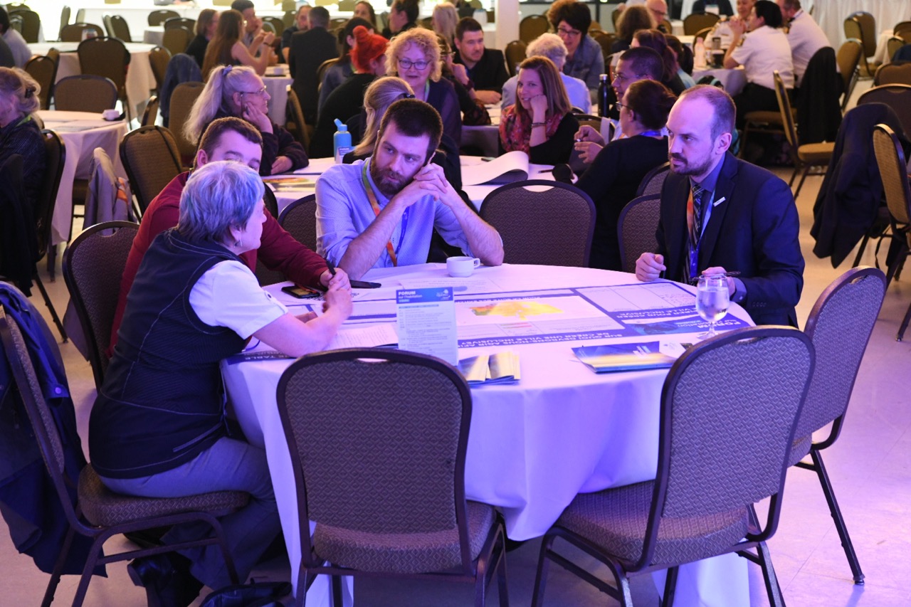 Dialogue à une table